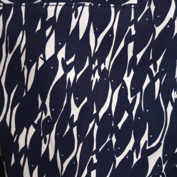 Lilly Pulitzer Luxury Capri Pants in Bright Navy New School Print - Picture 8 of 10